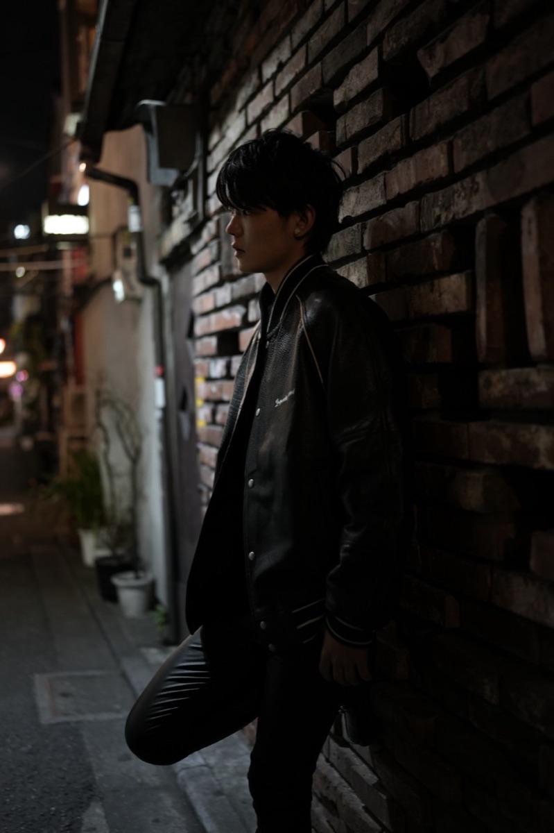 ポートレート：夜の路地にて